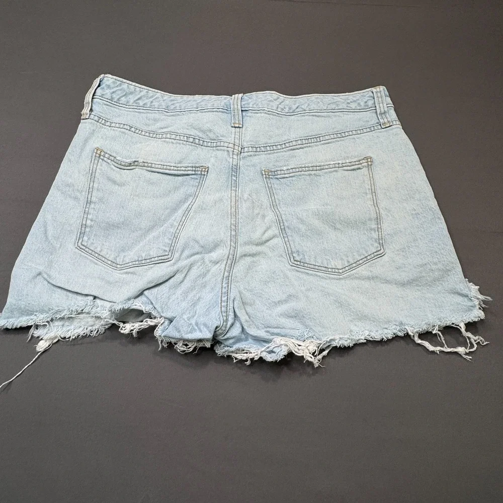 Universal Thread Vintage Midi Denim Shorts Light Wash‎ Raw Hem Womens 12/31R